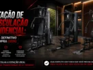 Banner de capa do guia definitivo de compra destacando três modelos de estação de musculação residencial montadas em uma sala moderna e sofisticada.